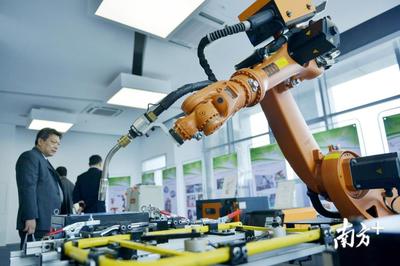 深调研 科技成果转化“最后一公里”如何打通？——探访广东工厂旁的智能机器人研究院